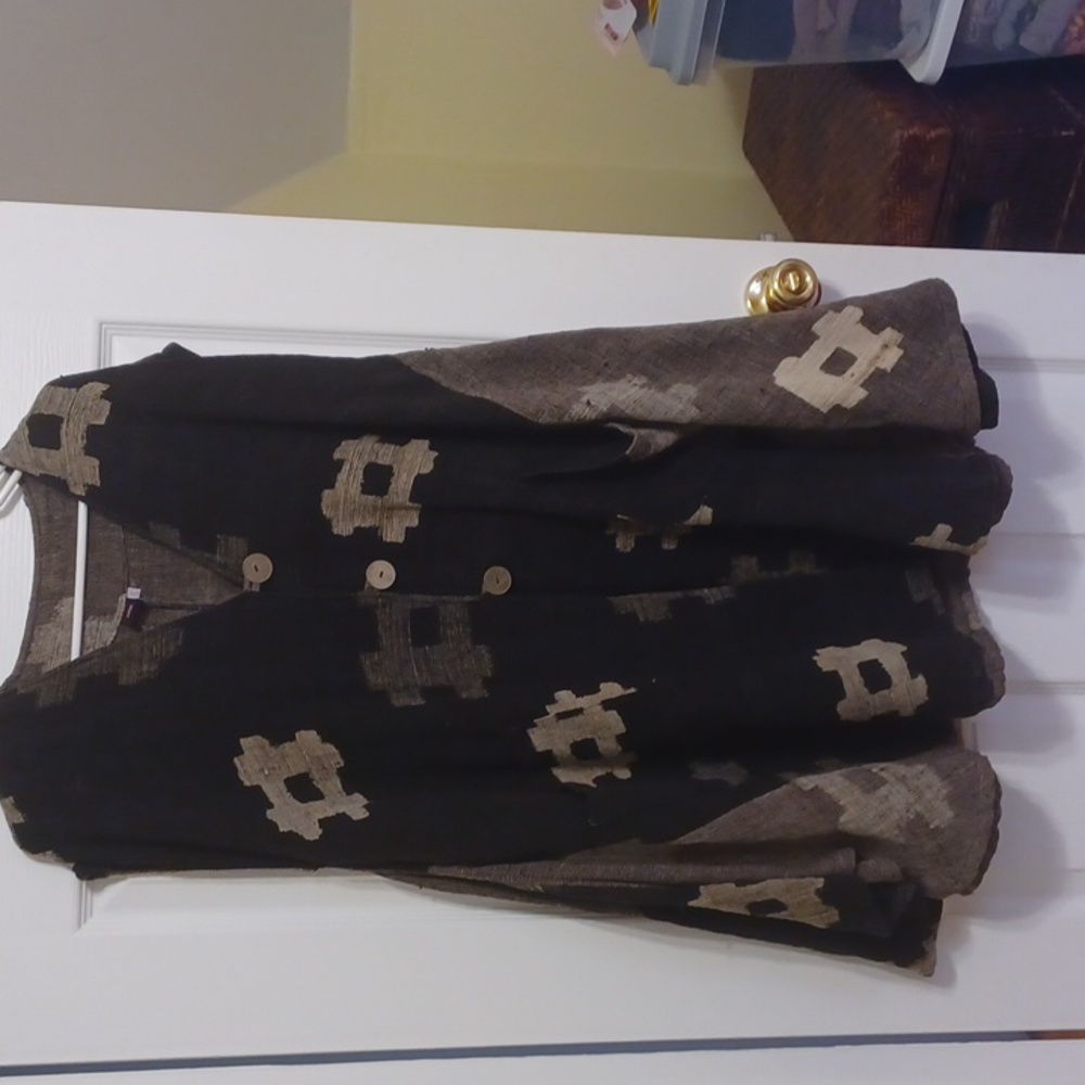 Cupcake, sz L, 100% cotton flowy tunic, button down, 3 buttons, abstract design.